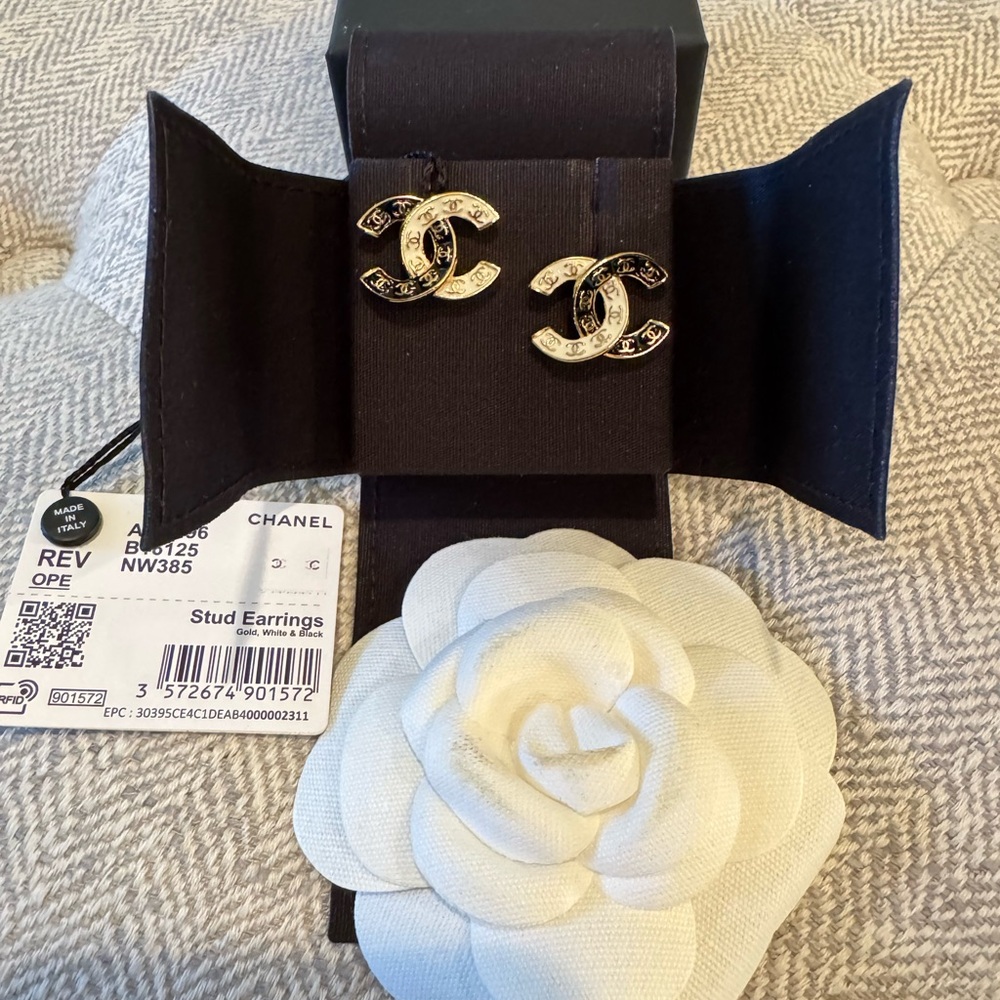 CHANEL New/tags Black White Enamel CC Logo Earrings B25V Gold Tone Stud Earrings